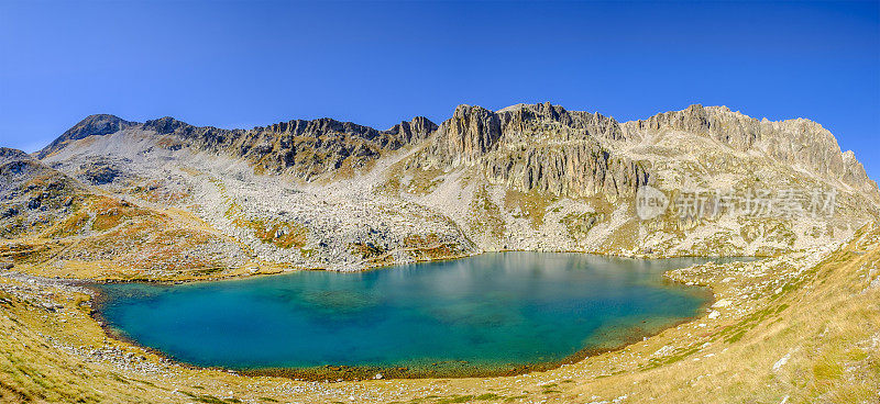 “Laghi di Fremamorta”小径，这是海洋阿尔卑斯自然公园中的一系列小湖泊。皮埃蒙特，意大利北部(缝合5杆)